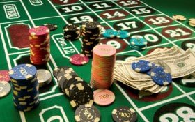 Live Baccarat ဒီလာနှင့် ကစားသမားများ real-time video streaming ဖြင့် ဆက်သွယ်ကစားနေသောမြင်ကွင်း
